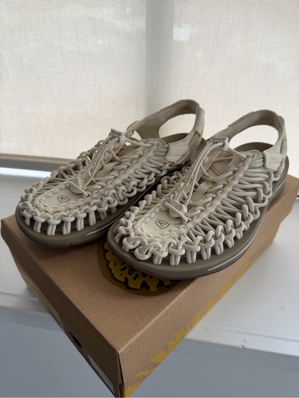 KEEN Uneek Sandals Women’s 8 White Cap Cornstalk Colour EUC Worn Twice